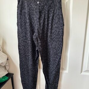 lululemon athletica Black Patterned women’s joggers Pants sz 6